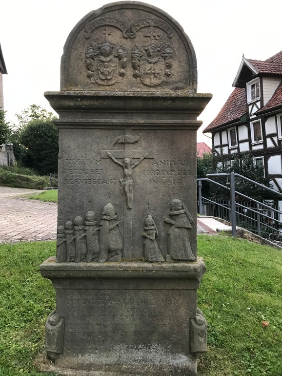 Bijzondere grafsteen op kerkhof in Naumburg
